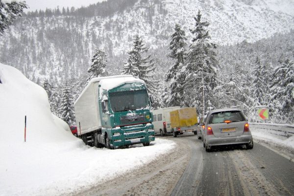 S vlakem se srazilo nákladní auto (ilustrační foto).