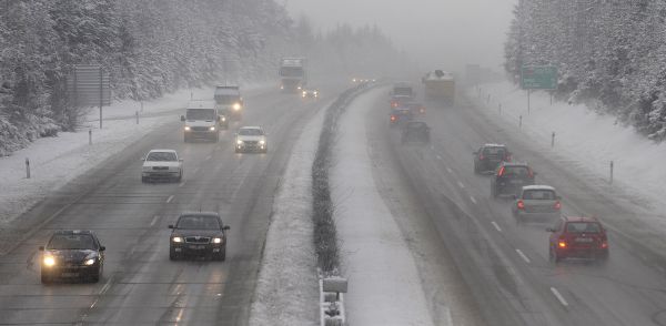 Několik dopravních nehod vpodvečer zablokovalo levý i pravý jízdní pruh na 50. kilometru dálnice D1 ve směru na Prahu. 