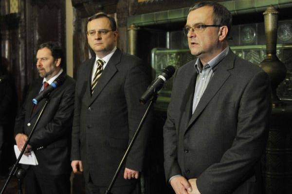 Vláda bude muset o ztracenou důvěru občanů tvrdě bojovat.