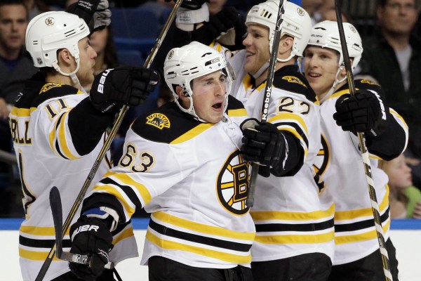 Hokejisté Bostonu se radují z branky do sítě Tampy Bay.