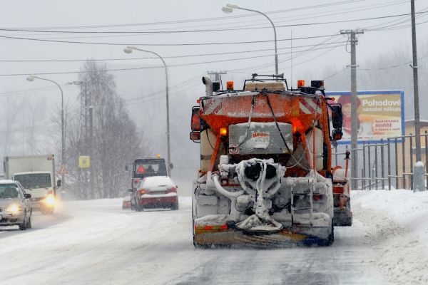 Kvůli nízkým teplotám přestává účinkovat posypová sůl.