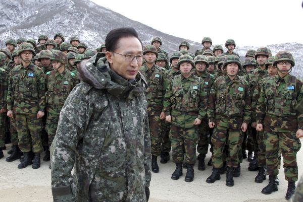 Jihokorejský prezident na obhlídce svého vojska u hranic s KLDR. Prosinec 2010. 