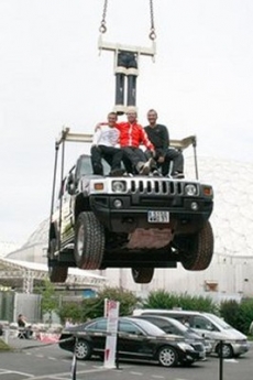 Kalhoty z UHMWPE udrží i 2700 kg těžký hummer.