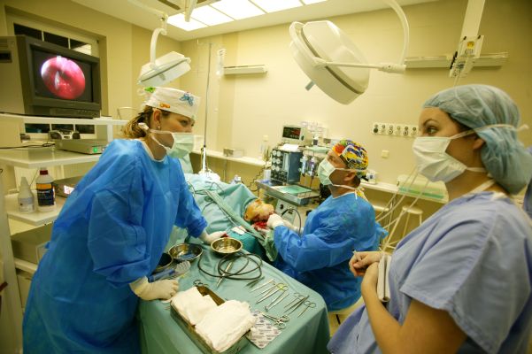 Zdali mají lékaři ořezané tužky na operační zákrok?