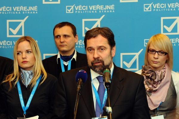 Internetové hlasování registrovaných příznivců strany Věci veřejné nezaváže její poslance k tomu, aby prosadili schválení důchodové a zdravotní reformy.