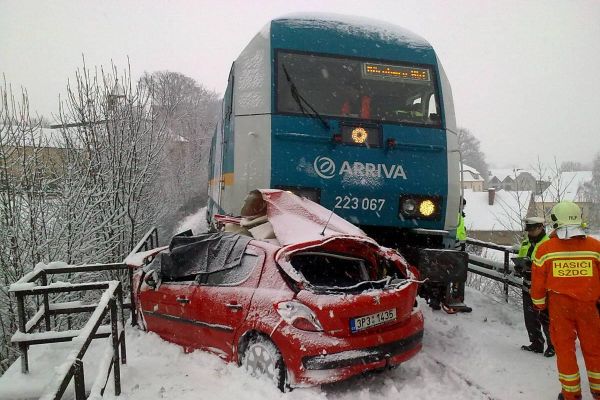 Ačkoli úmrtí při nehodách celkově ubylo, na přejezdech letos zemřelo více lidí než loni (ilustrační foto).
