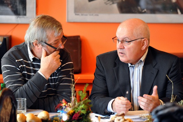 Ctibor Jech diskutuje se Stanislavem Šulcem. Ctibor Jech diskutuje se Stanislavem Šulcem.