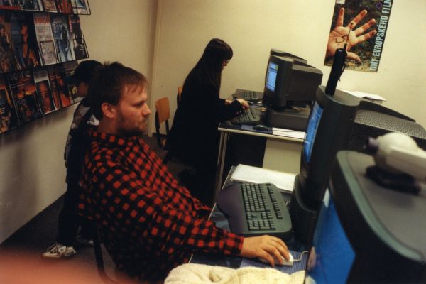 Češi koupili přes internet více dárků, ale levnějších.