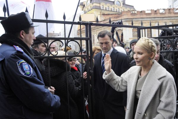 Expremiérka Julija Tymošenková zdraví příznivce před budovou prokuratury.