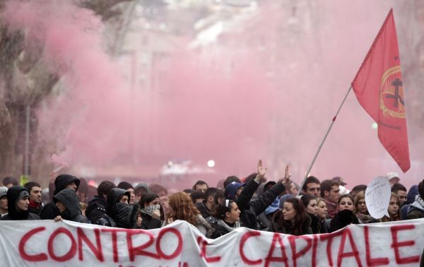 Proti tomuto zákonu protestovali studenti při velkých demonstracích v celé zemi.