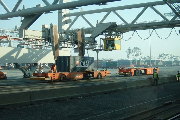 Rotterdam je po Šanghaji druhým největším přístavem světa.