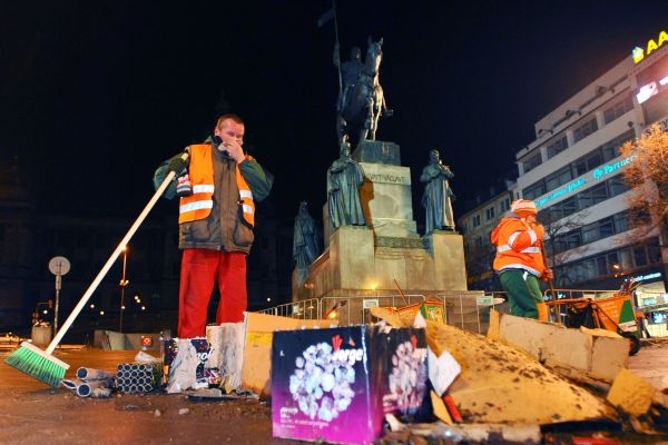 V brzkých ranních hodinách se daly do práce i úklidové čety. V brzkých ranních hodinách se daly do práce i úklidové čety.