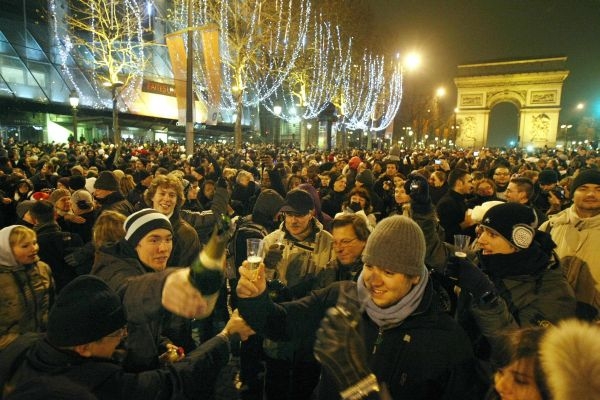 Příchod roku 2011 na pařížské třídě Champs-Elysées. 