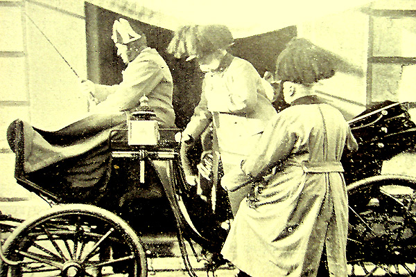 Císař František Josef I. jezdil i v zimě po Vídni v otevřeném kočáře, jak dokazuje tento snímek z prosince 1910, který otiskl časopis Český svět. 