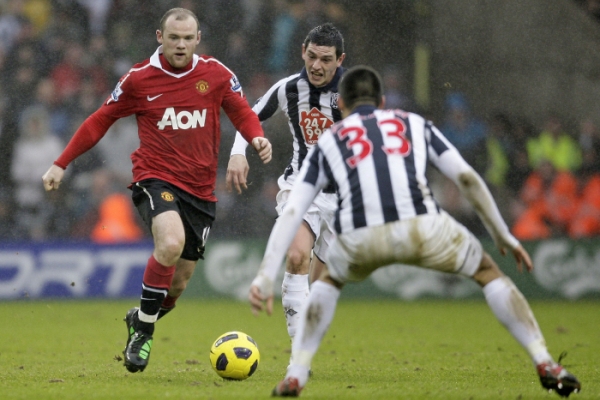 Wayne Rooney (vlevo) přispěl gólem k vítězství United na hřišti WBA.