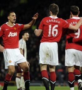 Manchester se udržel v čele ligy.