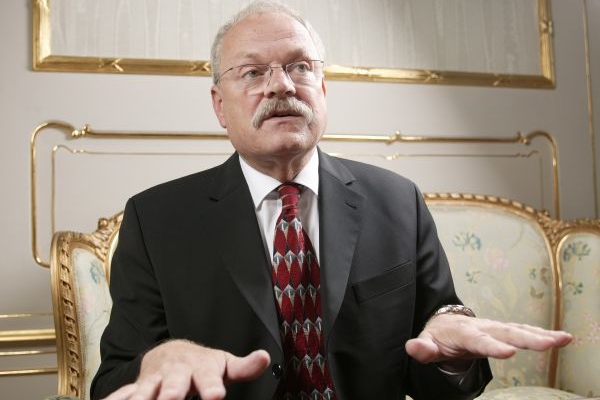 Prezident Gašparovič chce odejít údajně proto, aby se víc věnoval rodině. Prezident Gašparovič chce odejít údajně proto, aby se víc věnoval rodině.