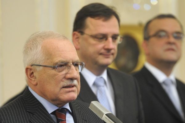 Prezident ve svém projevu mimo jiné podpořil i současnou vládu premiéra Petra Nečase (v pozadí).