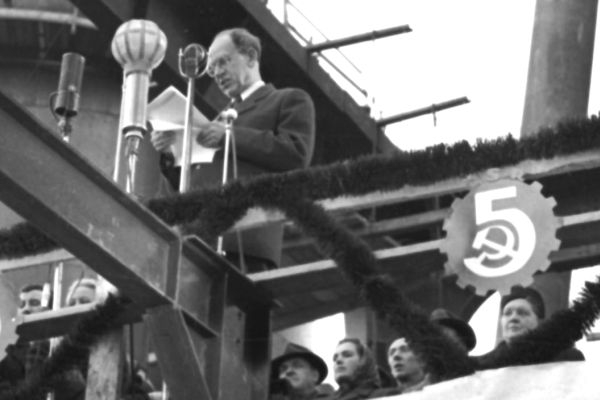 Předseda vlády Antonín Zápotocký pronáší novoroční projev v ostravské Nové huti, 1. ledna 1952.