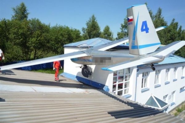 V červenci musel na střeše továrny v Liberci nouzově přistát pilot kluzáku.