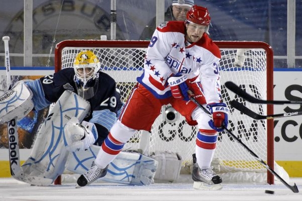 Hokejista Washingtonu David Steckel se snaží vystřelit na bránu domácích. Hokejista Washingtonu David Steckel se snaží vystřelit na bránu domácích.