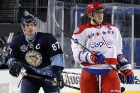 Kapitán Washingtonu Alexandr Ovechkin (vpravo) a Sidney Crosby.
