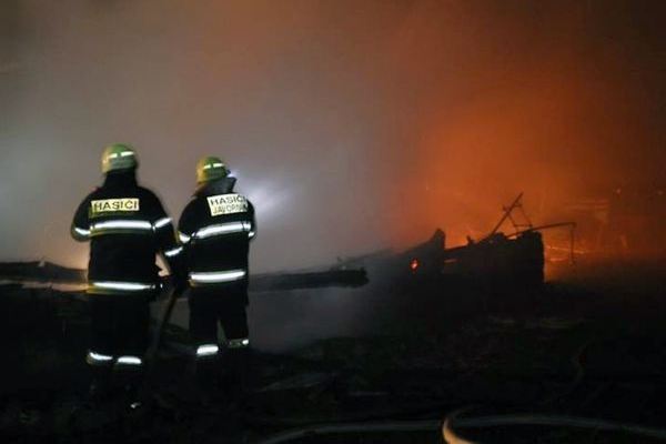 Hasiči z Olomouckého kraje likvidovali v noci rozsáhlý požár obchodu v části Javorníku Bílý Potok. 