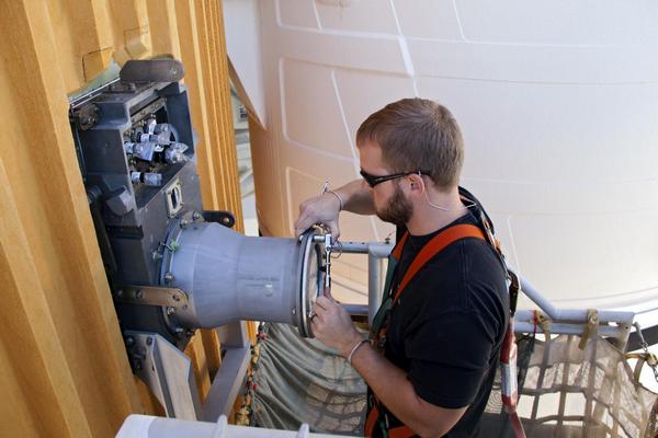 Technik odstraňuje izolační pěnu, aby se dostal k poškozenému plášti.