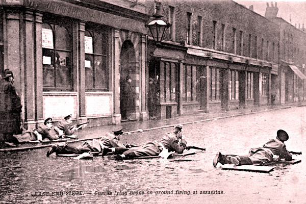 Skotská garda v Sidney Street míří na dům s ruskými anarchisty. Stalo se v úterý 3. ledna 1911. Snímek převzat z britské Wikipedie.