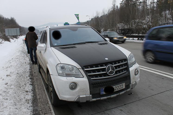 Pirát seděl v terénním automobilu značky Mercedes. Pirát seděl v terénním automobilu značky Mercedes.