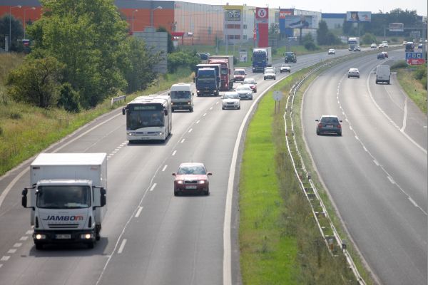 Počet kilometrů zpoplatněných dálnic se letos rošířil.