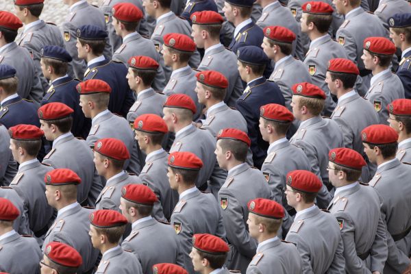 Posledních dvanáct tisíc branců nastupuje povinnou službu.