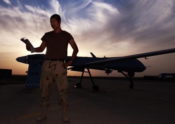 Bezpilotní letoun MQ-1 připraven ke startu v Afghánistánu.