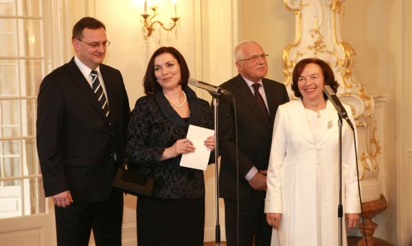 Prezident Václav Klaus (vpravo) s manželkou Livií přivítal 3. ledna na obědě v Lánech předsedu vlády Petra Nečase a jeho manželku Radku. Prezident Václav Klaus (vpravo) s manželkou Livií přivítal 3. ledna na obědě v Lánech předsedu vlády Petra Nečase a jeho manželku Radku.
