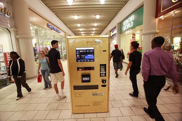 Automat na zlaté pruty a mince v americkém městě Boca Raton.