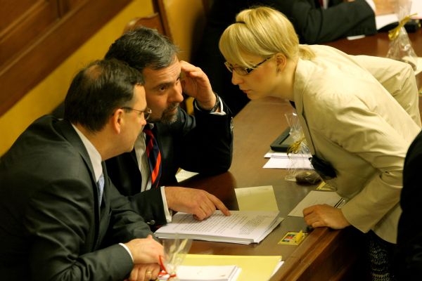 Vláda by se podle odborníků měla zaměřit na vymahatelnost protikorupčních opatření.