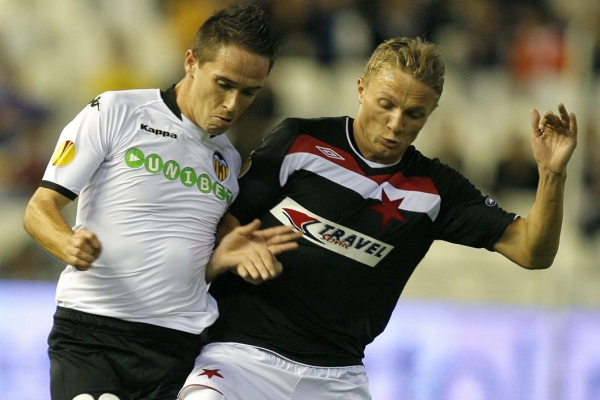 Petr Trapp (vpravo) v duelu s Valencií.