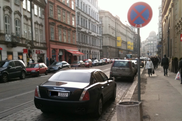 Maserati se čtyřmi dvojkami parkuje v Praze na zákazu zastavení. Maserati se čtyřmi dvojkami parkuje v Praze na zákazu zastavení.