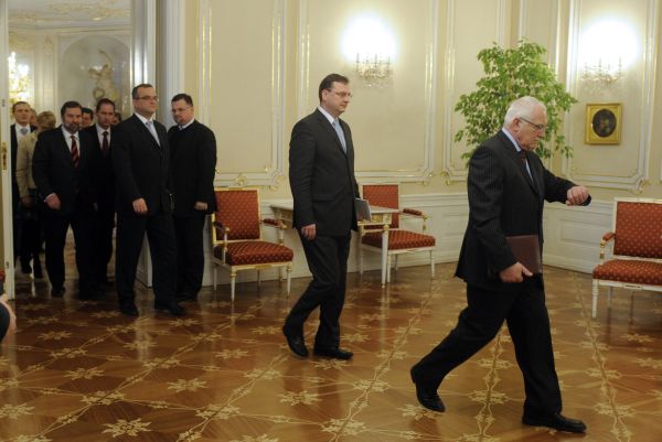 Václav Klaus a zástupci koalice na schůzce, při níž byla/nebyla uzavřena dohoda.