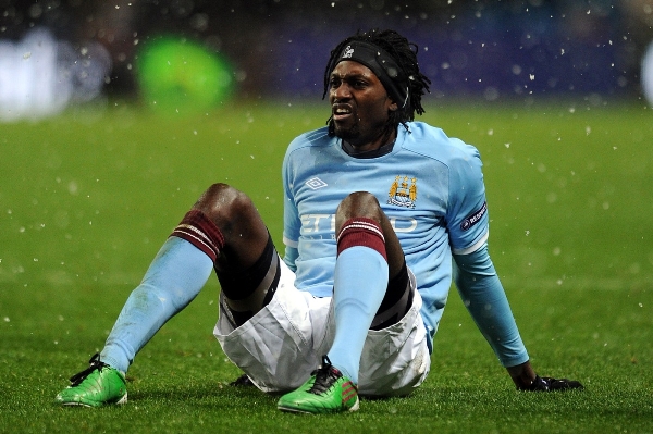 Adebayor se serval s Tourém.