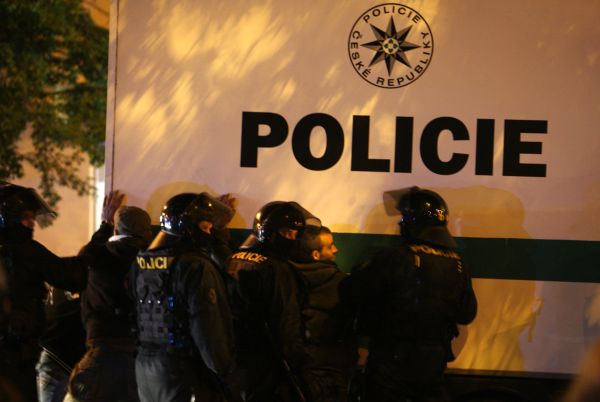Policie zadržela muže, který se zabarikádoval a střílel v pražském bytě (ilustrační foto).