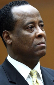 Lékař Conrad Murray. 