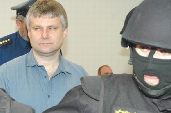 Veřejné zasedání ve věci žádosti Jiřího Kajínka o obnovu řízení, naplánované na příští pondělí, se odkládá.