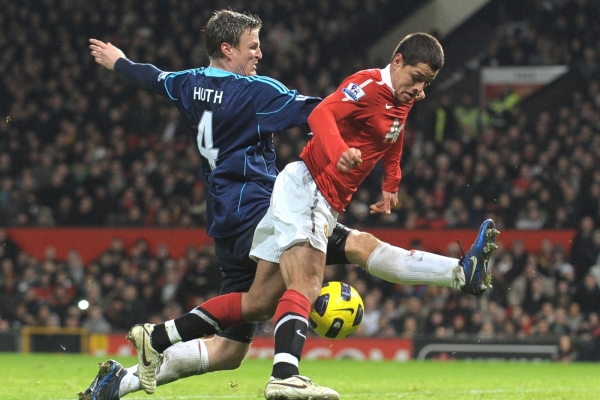 Javier Hernández (vpravo) z manchesteru v souboji s Robertem Huthem ze Stoke.