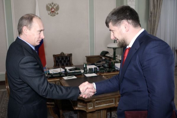 Putin (vlevo) je prý idolem čečenského vůdce. Hlavně, když ho nechá vládnout.
