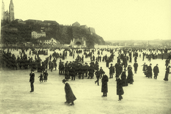 Odklízení sněhu z pražských chodníků se stalo příčinou stávky domovníků, která byla vyhlášena v Praze 5. ledna 1911. Jen na zamrzlé Vltavě sníh a led nikomu nevadil.