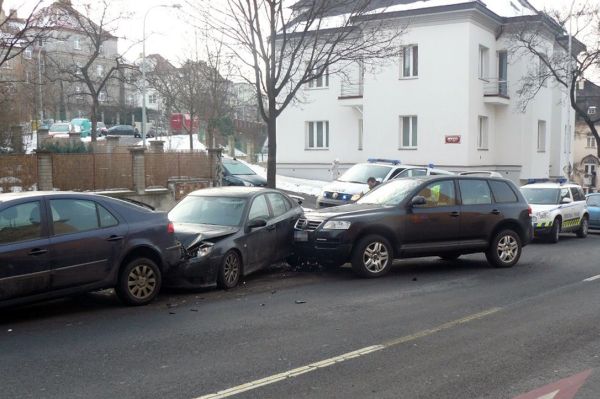 Opilý třiatřicetiletý řidič narazil do čtyř zaparkovaných aut.