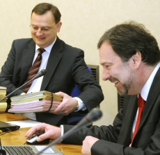 Premiér Petr Nečas (vlevo) a ministr vnitra Radek John.
