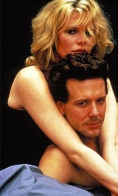 Kim Basingerová a Mickey Rourke si spolu zahráli ve snímku 9 a půl týdne v roce 1986.