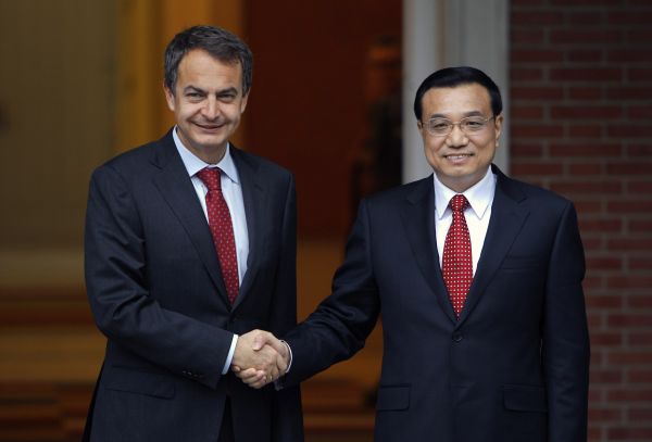 Španělský premiér José Luis Rodríguez Zapatero (vlevo) a čínský vicepremiér Li Kche-čchiang.